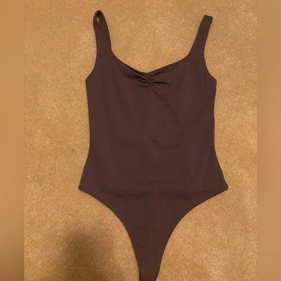 Aritzia Contour Sweetheart Bodysuit - Picture 2 of 4